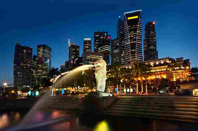 Moderne Skyline von Singapur mit der ikonischen Merlion Statue.